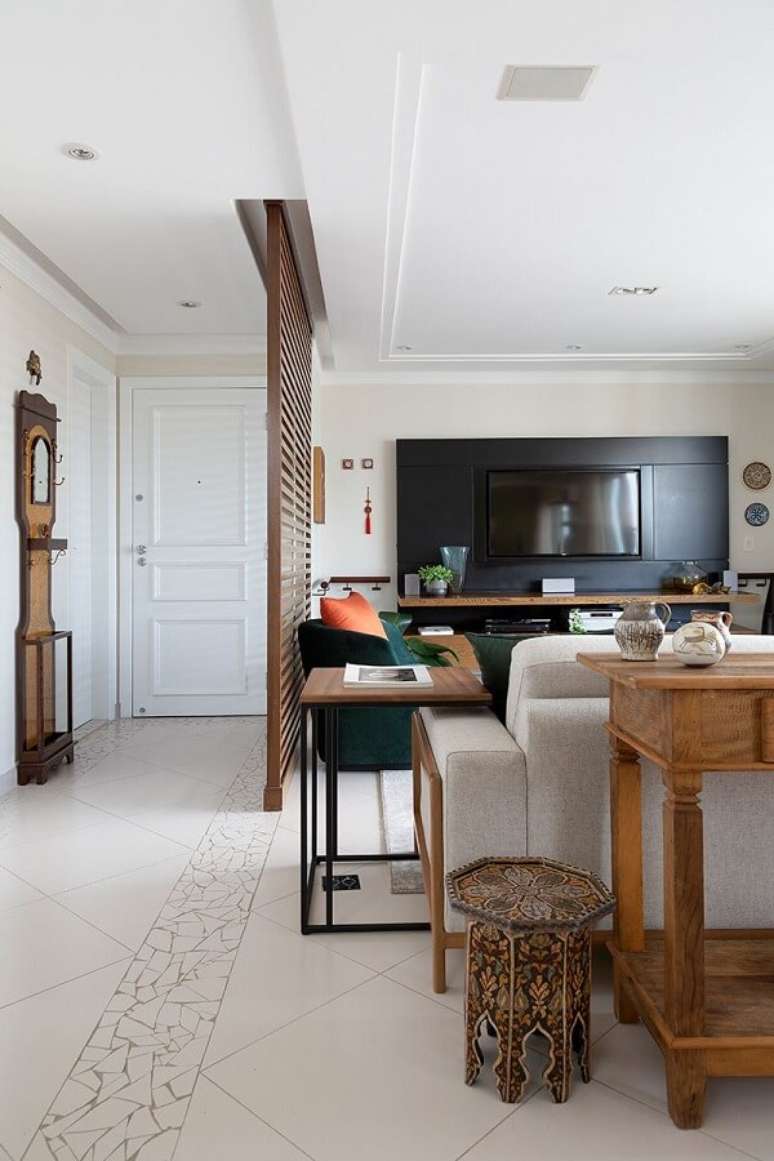 36. Divisória de madeira para sala de estar com sofás e poltrona verde – Foto Oliva Arquitetura