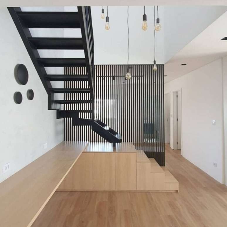 52. Divis&oacute;ria de madeira para sala na cor preta &ndash; Foto Leticia de Nobrega