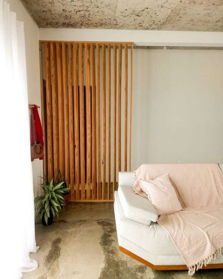 47. Divisória de madeira para sala moderna com manta rose – Foto Casa 115