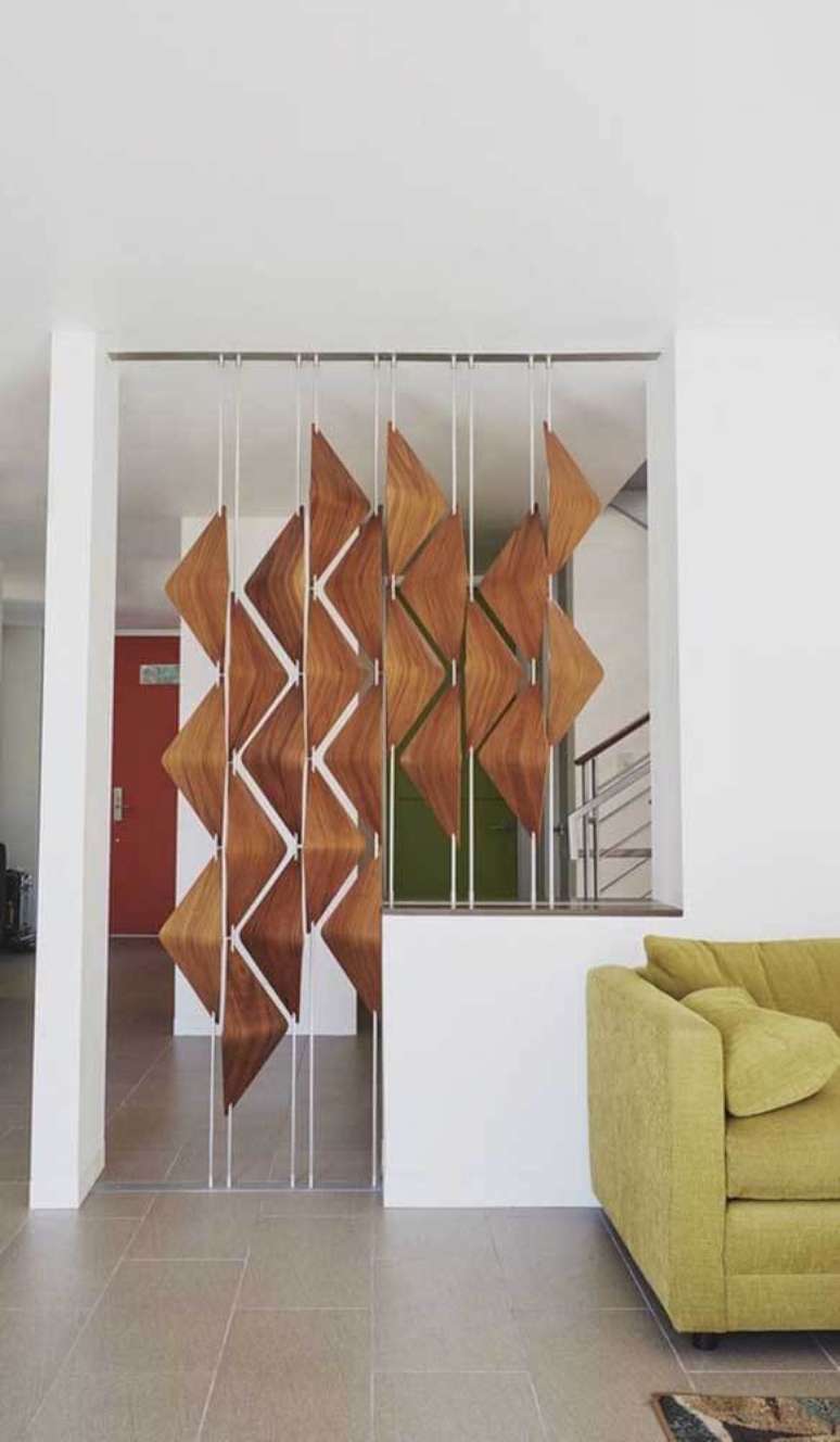 53. Divisórias de madeira e vidro para sala de estar moderna decorada com sofá verde – Foto Decor Facil