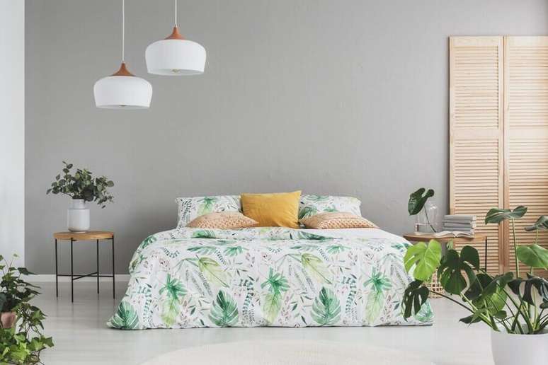 5. Jogo de cama com estampa de folhagens para decoração de quarto de casal – Foto: habitíssimo