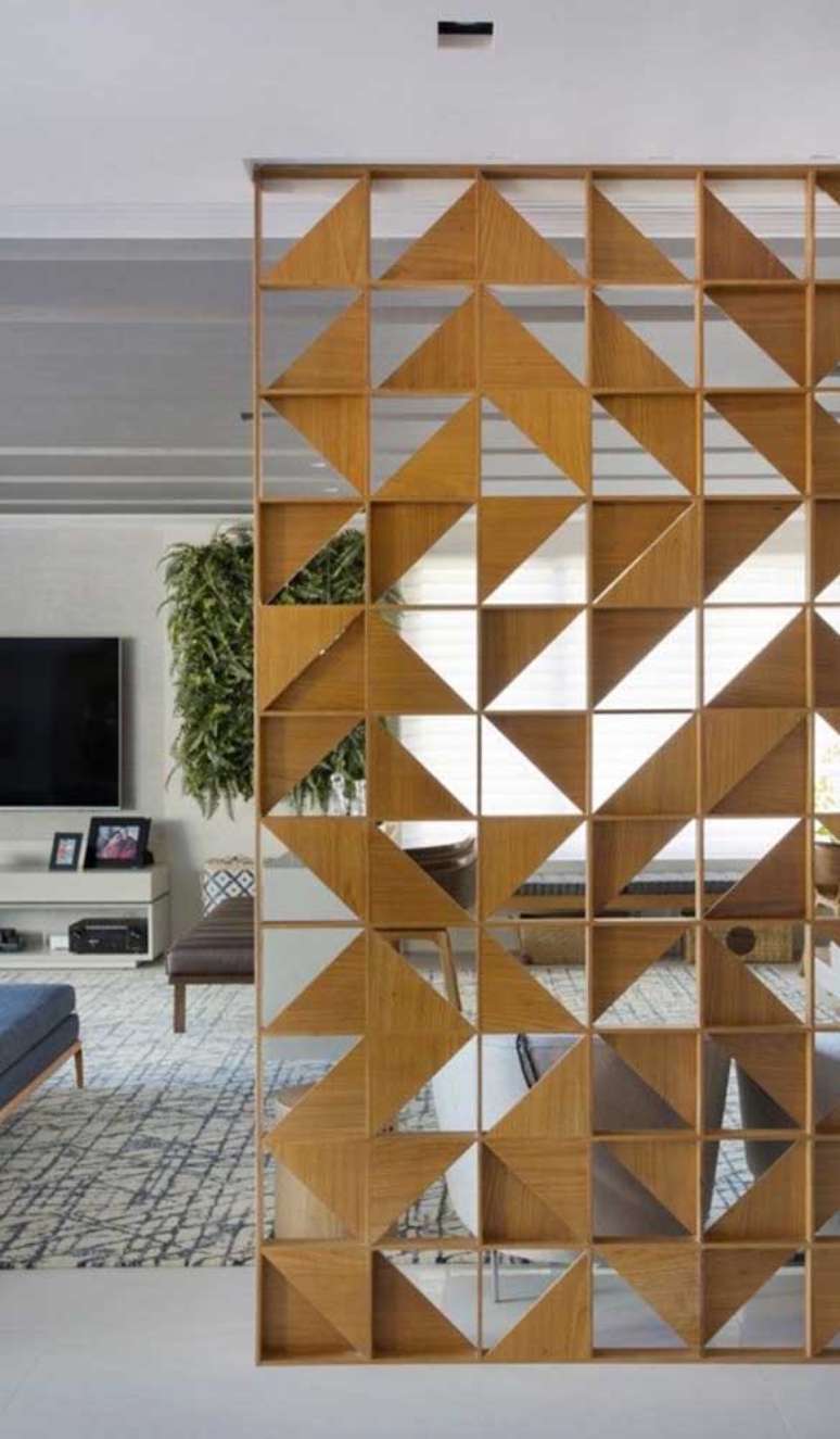 46. Divisória de madeira para sala em formatos de triangulo – Foto Decor Facil