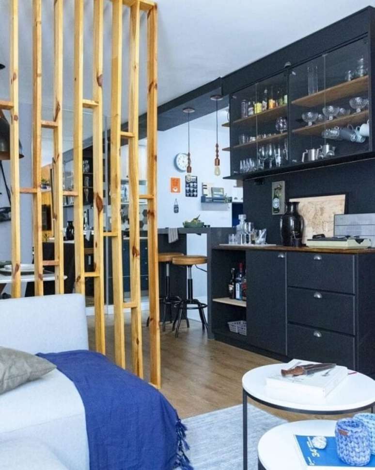 28. Divisória de madeira para sala com sofá cinza e moveis pretos – Foto Nanfre Arquitetura