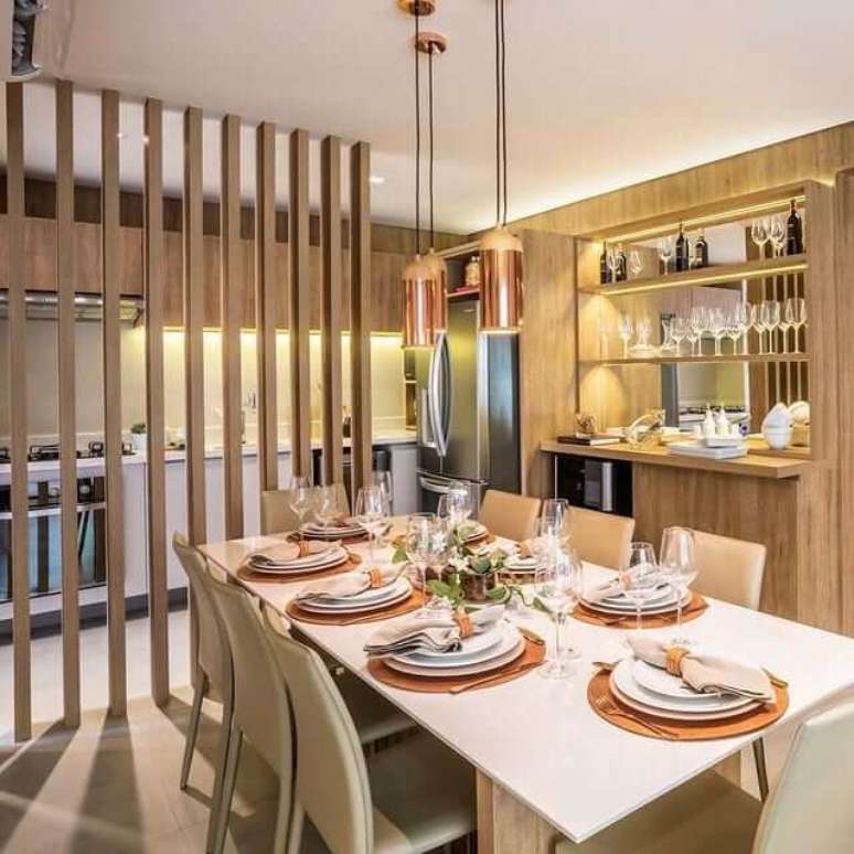 10. Cozinha com divis&oacute;ria para sala de jantar moderna &ndash; Foto Claudia Albertini Arquiteta