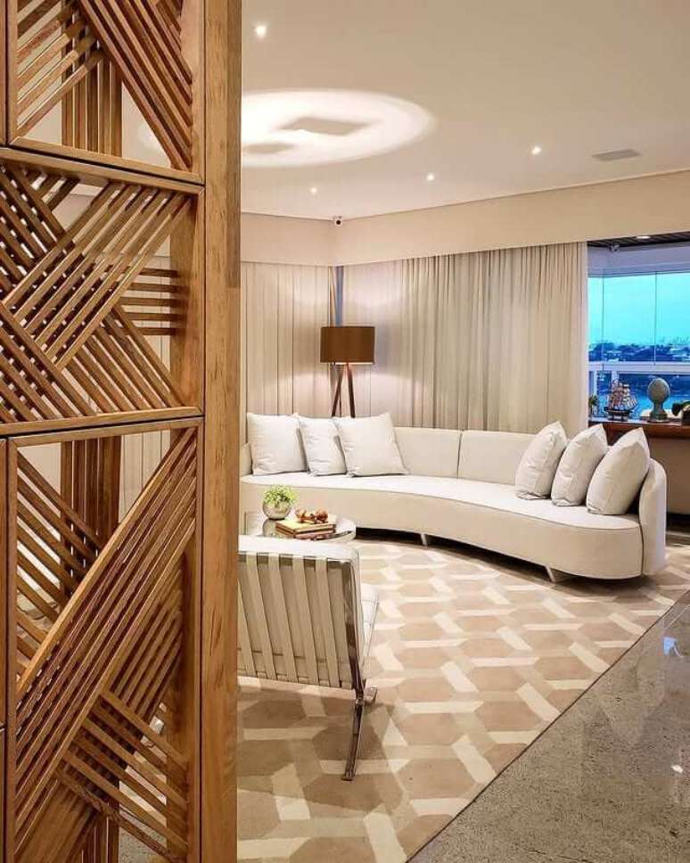 29. Divisória de madeira para sala com sofá curvo na cor bege – Foto Max Mello Arquitetura