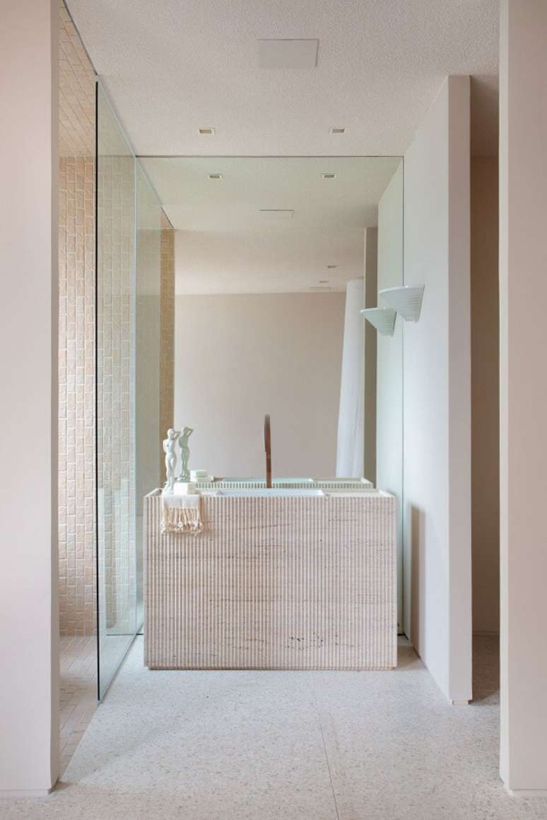 4. Casa Alva com banheiro de bancada travertina bruto jateado para sala de banho – Foto Denilson Machado