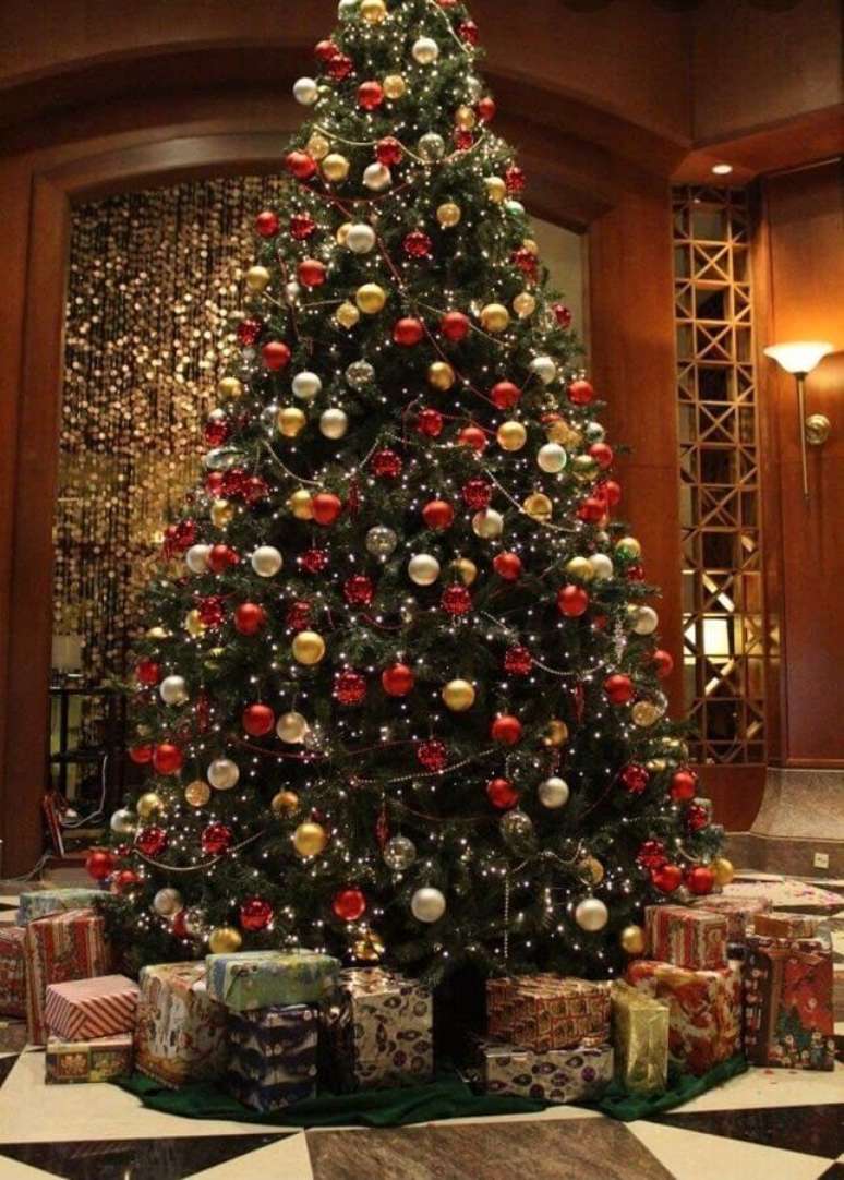 53. Como montar uma &aacute;rvore de Natal perfeita com estilo cl&aacute;ssico &ndash; Foto: The Odyssey Online