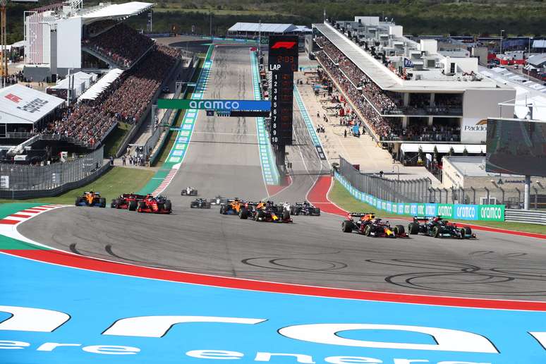 Lewis Hamilton largou melhor e ultrapassou Max Verstappen logo na primeira curva 