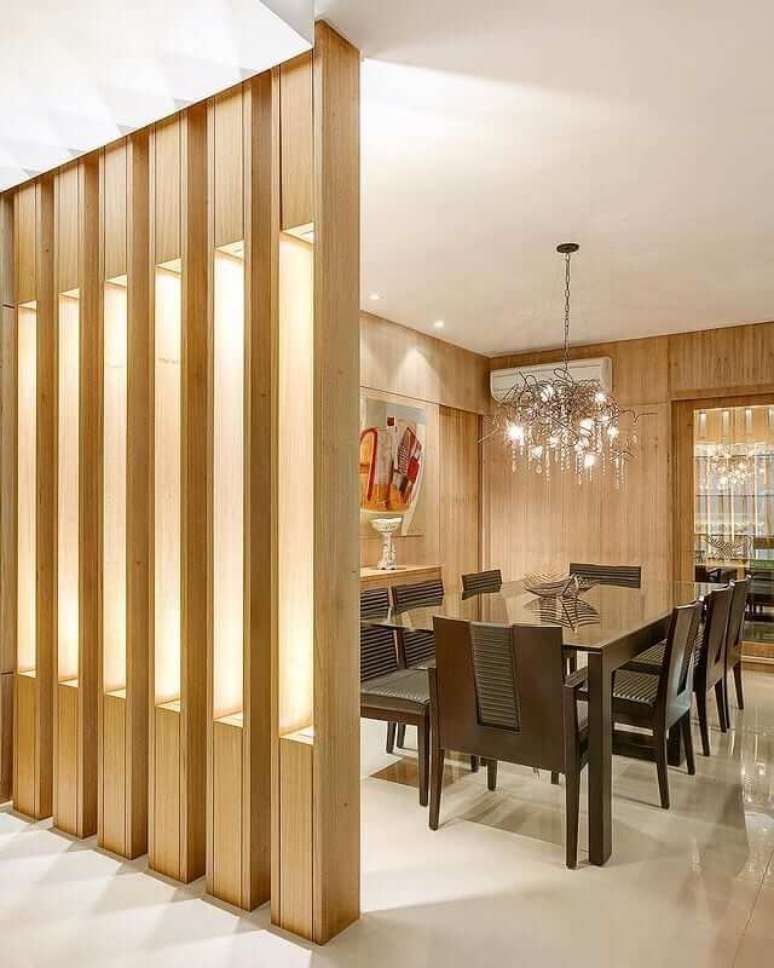 23. Divis&oacute;ria de madeira para sala com led para separar a sala de jantar Foto AG Arquitetas