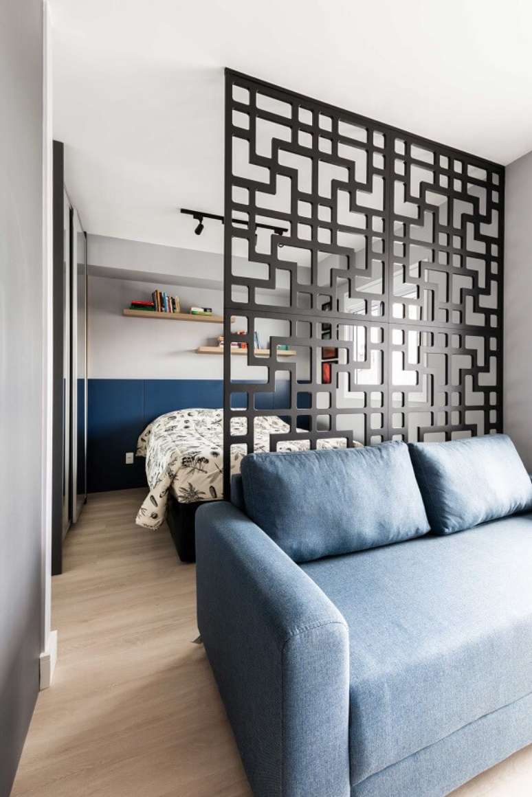 12. Decoração com divisória de madeira para sala com sofá azul – Foto Zark Studio Lab