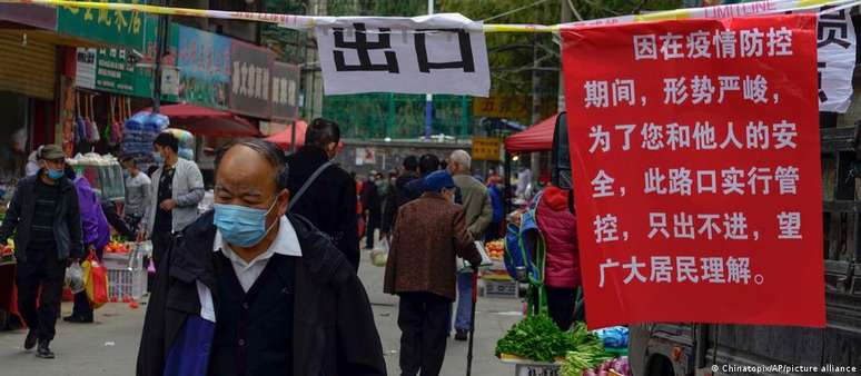 Habitantes de Lanzhou passam a ter saída de casa limitada à compra de suprimentos essenciais ou ida ao médico.