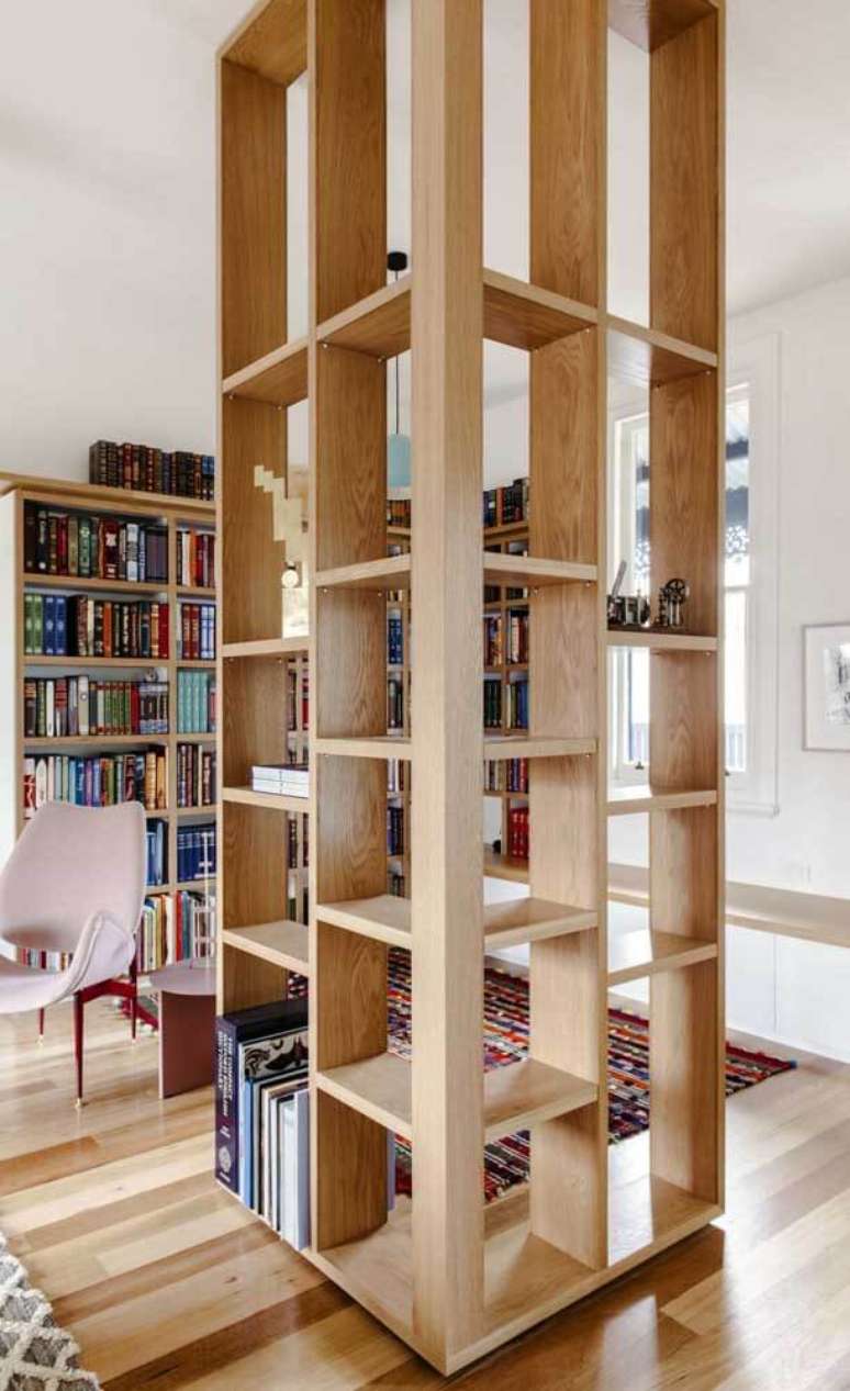 11. Decora&ccedil;&atilde;o com divis&oacute;ria de madeira e estante para cantinho da leitura &ndash; Foto Decor Facil