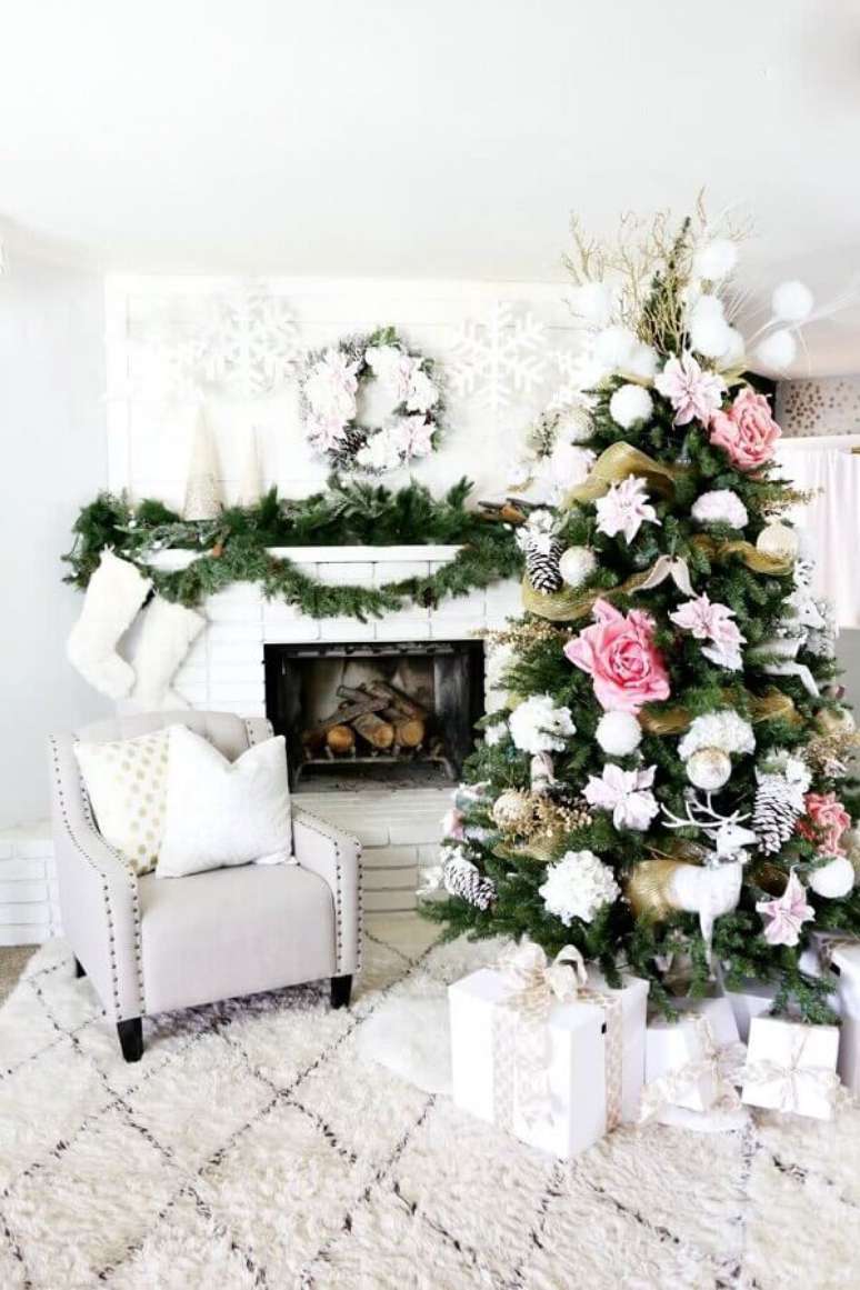 27. Como montar &aacute;rvore de Natal com enfeites grandes para sala branca com lareira &ndash; Foto: Curated Interior