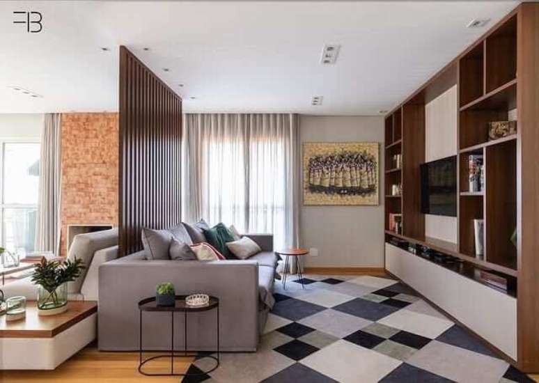 1. Divisórias de madeira para sala de estar com painel de tv moderno – Foto Estudio FB Arquitetura
