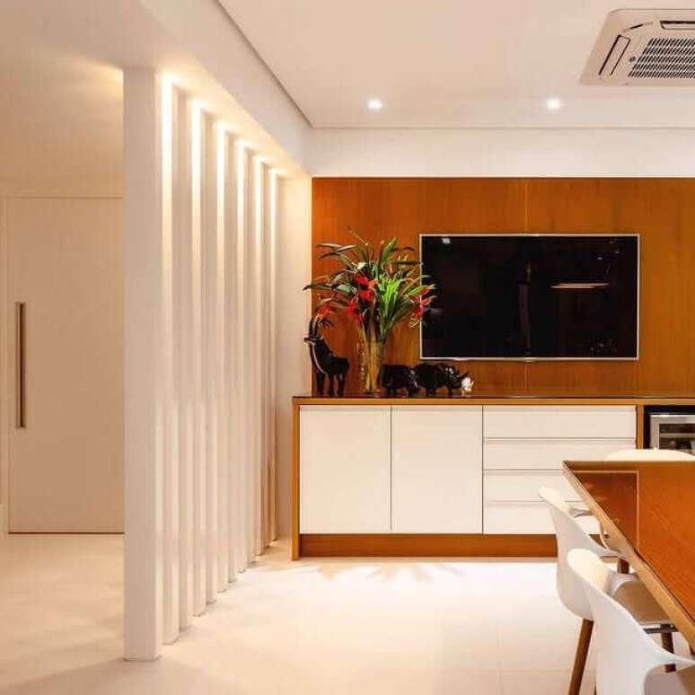 33. Divisória de madeira para sala de estar com mesa de jantar e buffet branco – Foto Vivian Reimers Arquitetura