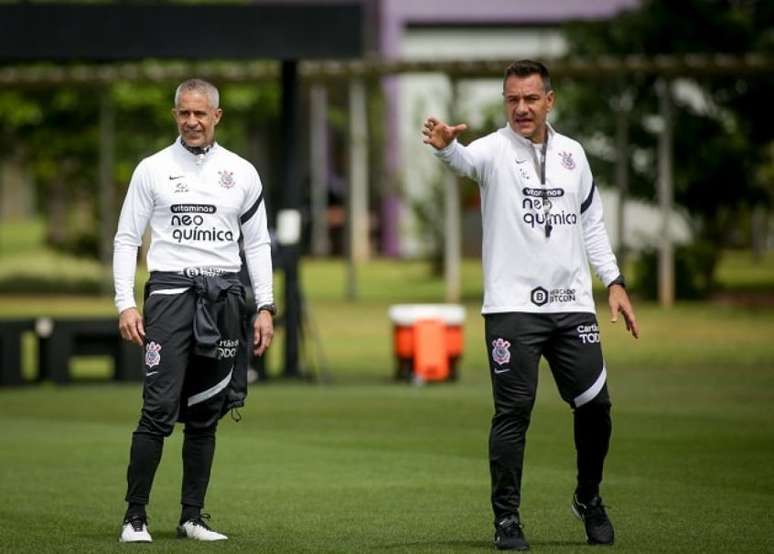 Sylvinho e Doriva defendem improvisações para formar um elenco mais versátil (Foto: Rodrigo Coca/Ag. Corinthians)