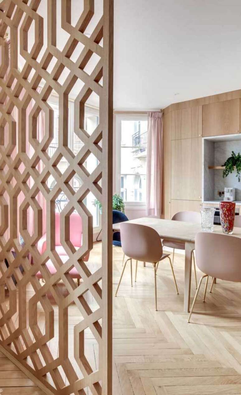 41. Divisória de madeira para sala de jantar com cadeiras cor de rosa delicadas – Foto Decor Facil