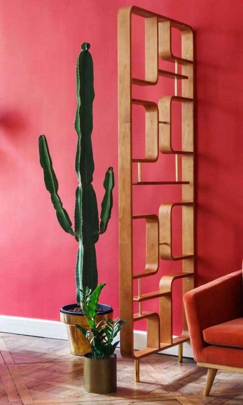 40. Divis&oacute;ria de madeira para sala de estar retro na cor vermelha -Foto Decor Facil