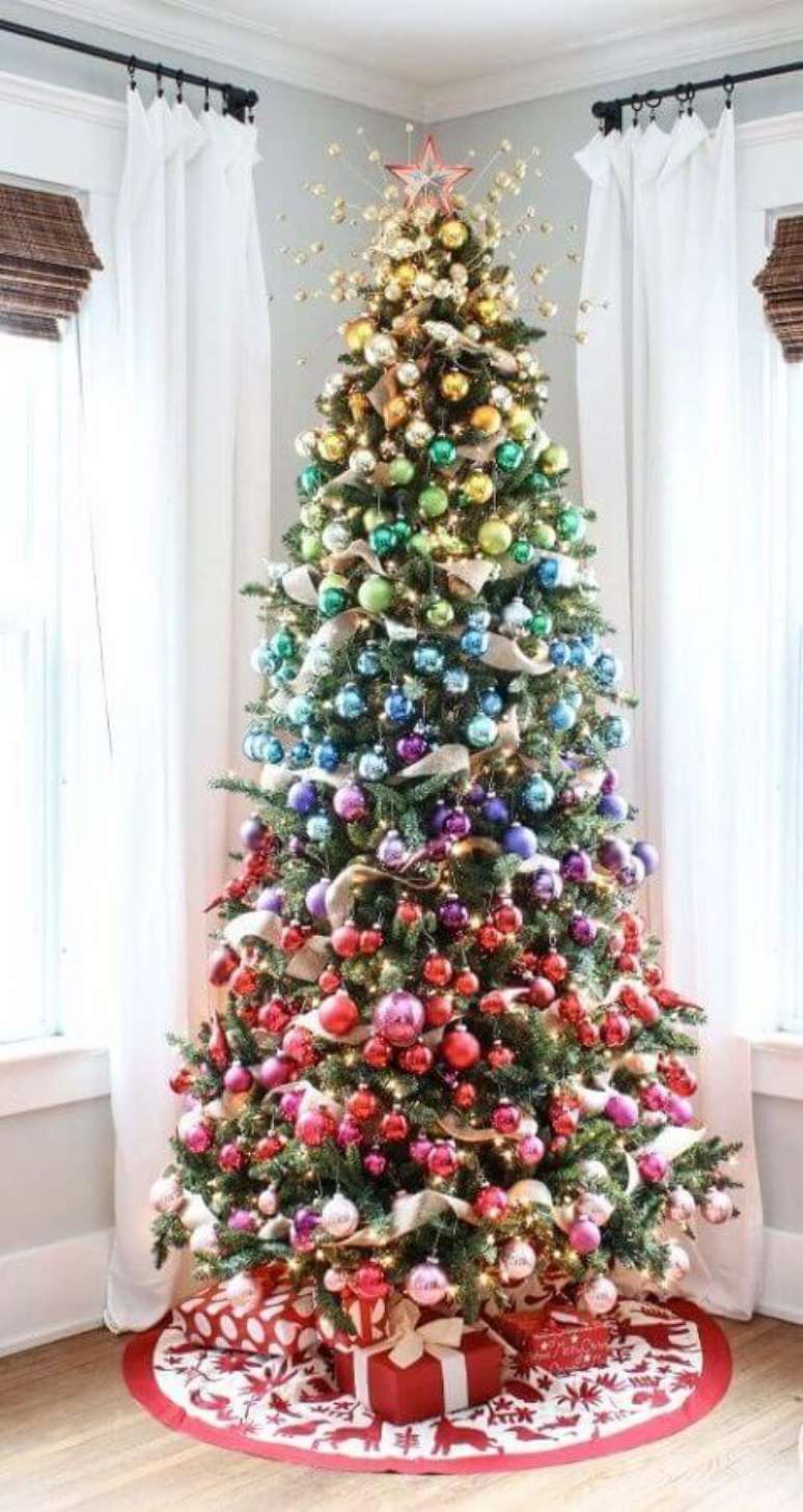 50. Como montar uma &aacute;rvore de Natal perfeita com enfeites coloridos &ndash; Foto: Decor F&aacute;cil