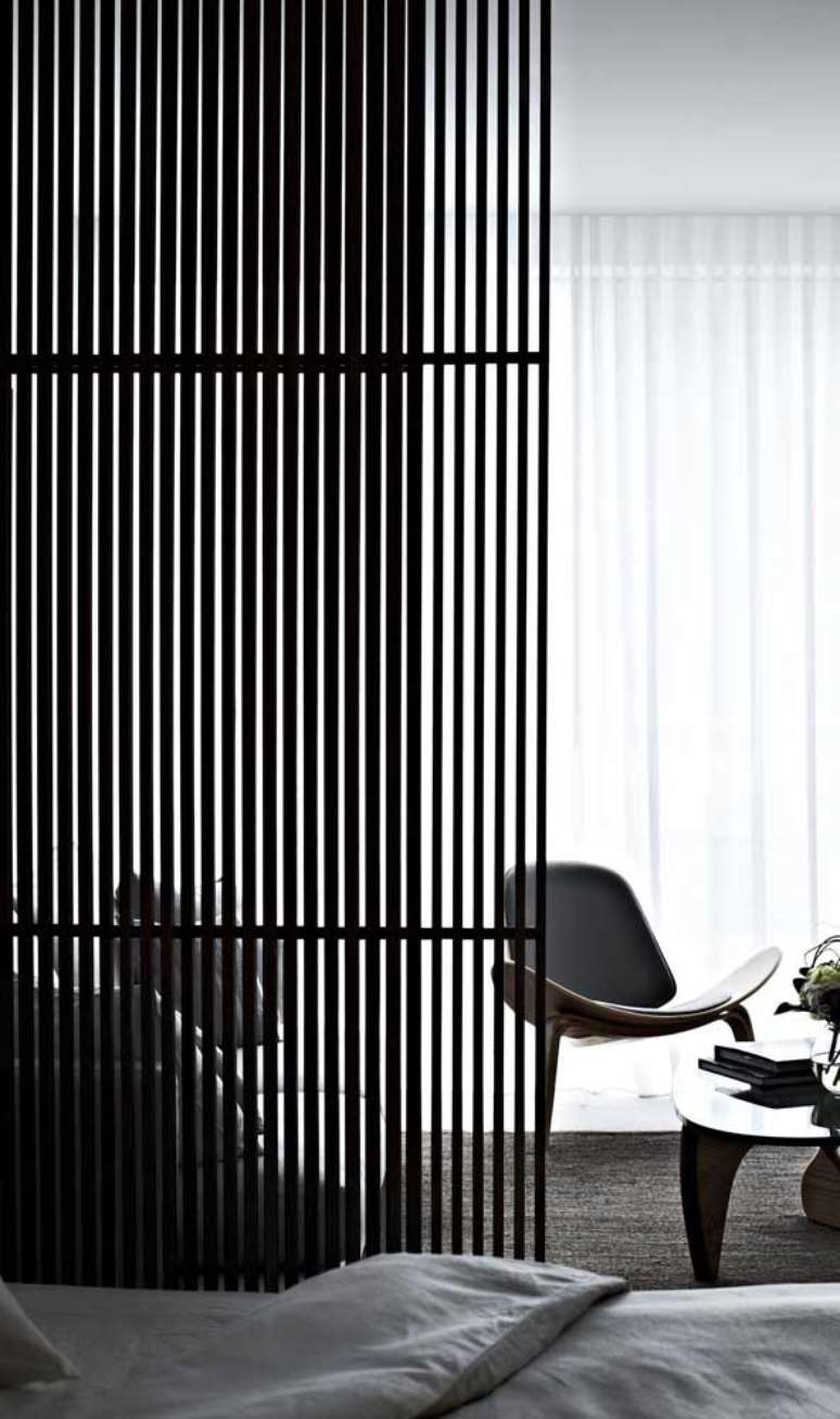 6. Quarto com divis&oacute;ria de madeira para sala preta &ndash; Foto Decor Facil