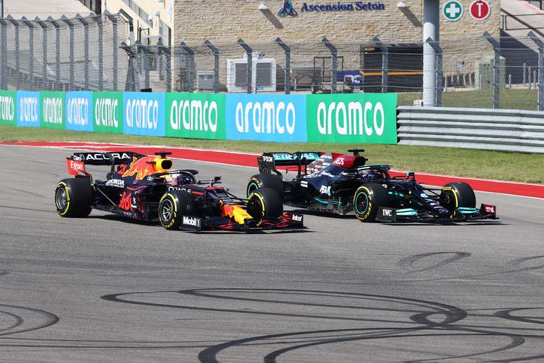 Max Verstappen ao lado de Lewis Hamilton em Austin 