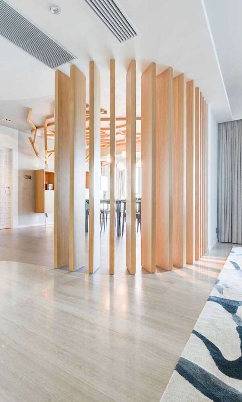38. Divisória de madeira para sala de estar moderna com conjunto de sofás off white – Foto Larissa Catossi Arquitetura