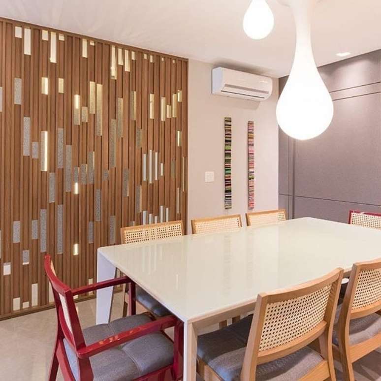 45. Divisória de madeira para sala de jantar moderna – Foto Marcenaria Roberval