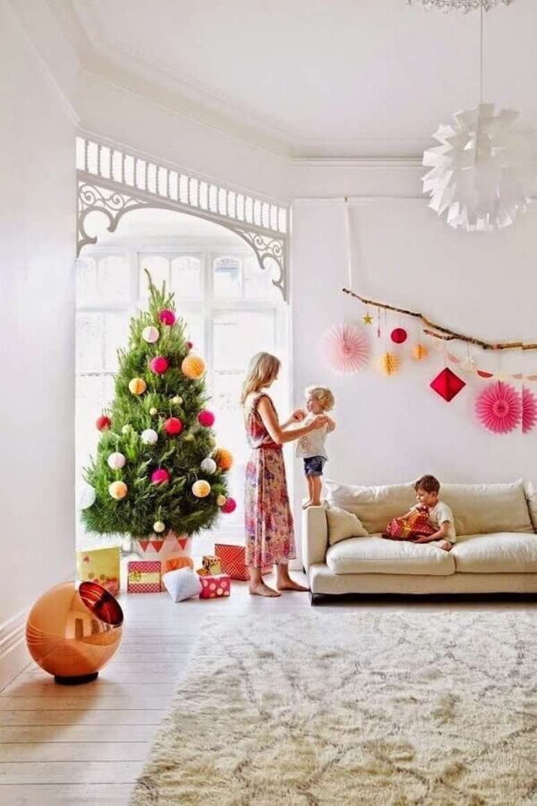 26. Como montar &aacute;rvore de Natal com enfeites grandes e coloridos &ndash; Foto: Decor F&aacute;cil