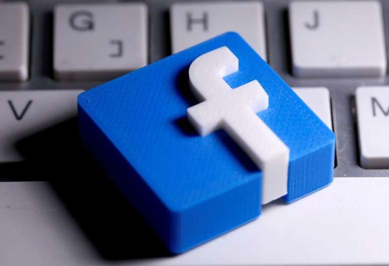 Logotipo do Facebook impresso em 3D é visto colocado em um teclado nesta ilustração 
25/03/2021
REUTERS/Dado Ruvic