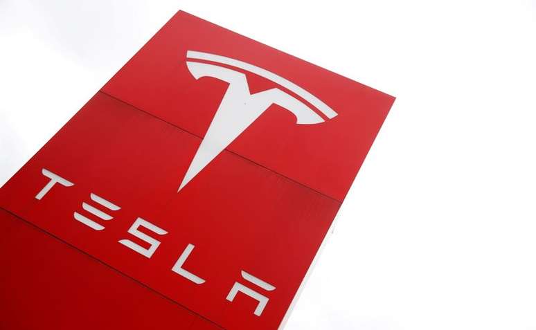 Logotipo do fabricante de automóveis Tesla é visto em uma concessionária em Londres, Grã-Bretanha
14/05/2021
REUTERS/Matthew Childs