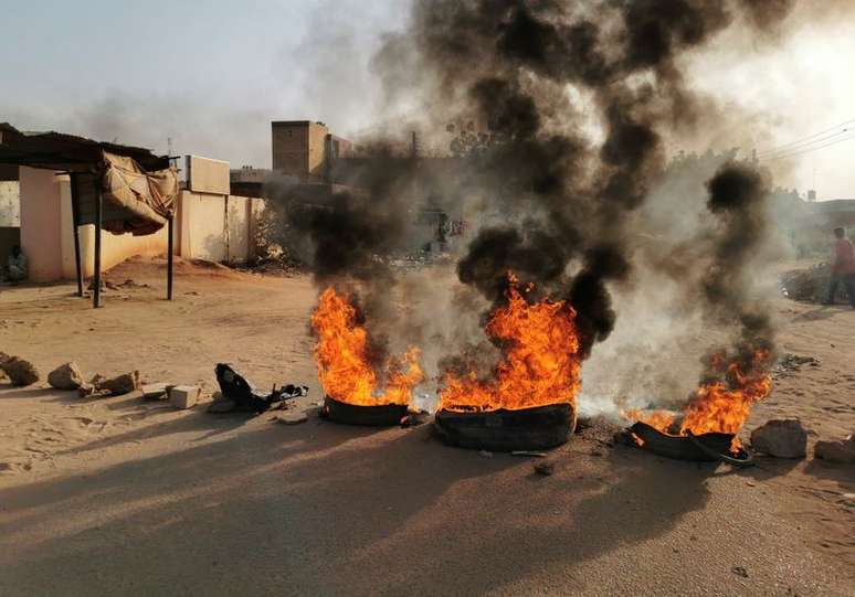 Manifestantes bloqueiam rua em Cartum, no Sudão
25/10/2021 REUTERS/El Tayeb Siddig