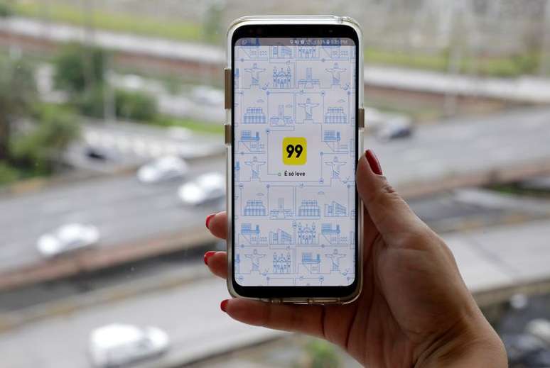 Aplicativo 99 em um telefone celular, enquanto ele é exibido para uma foto posada em São Paulo, Brasil
03/01/2018
REUTERS/Paulo Whitaker