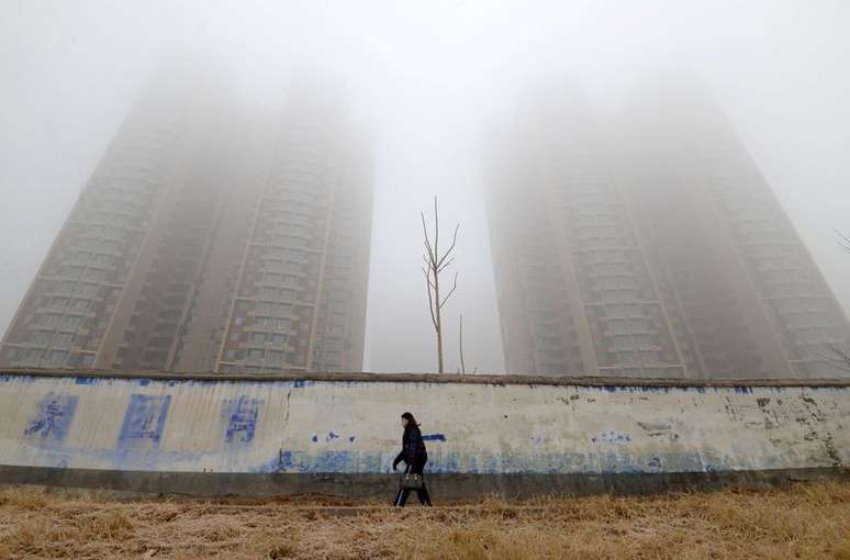 Mulher usando máscara caminha perto de prédios em meio à poluição em Hebei, na China
12/01/2019 REUTERS/Stringer 