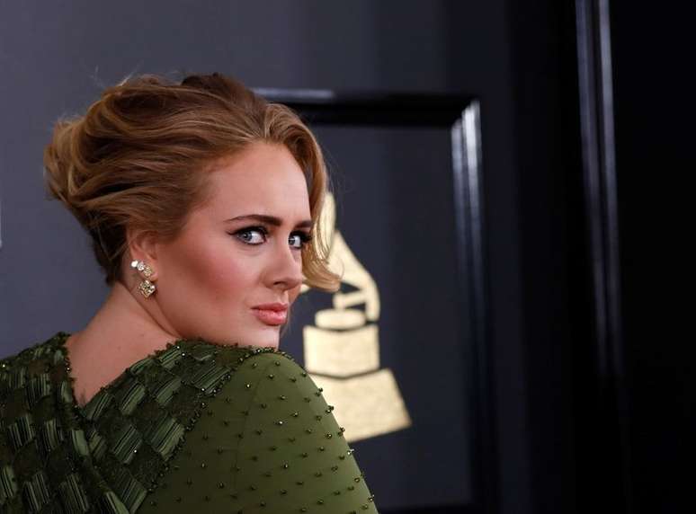 Adele chega &agrave; cerim&ocirc;nia de entrega dos pr&ecirc;mios Grammy, em Los Angeles
12/2/2017 REUTERS/Mario Anzuoni