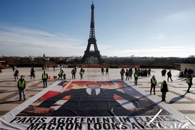 Ativistas protestam contra presidente da França, Emmanuel Macron, em Paris
10/12/2020 REUTERS/Benoit Tessier