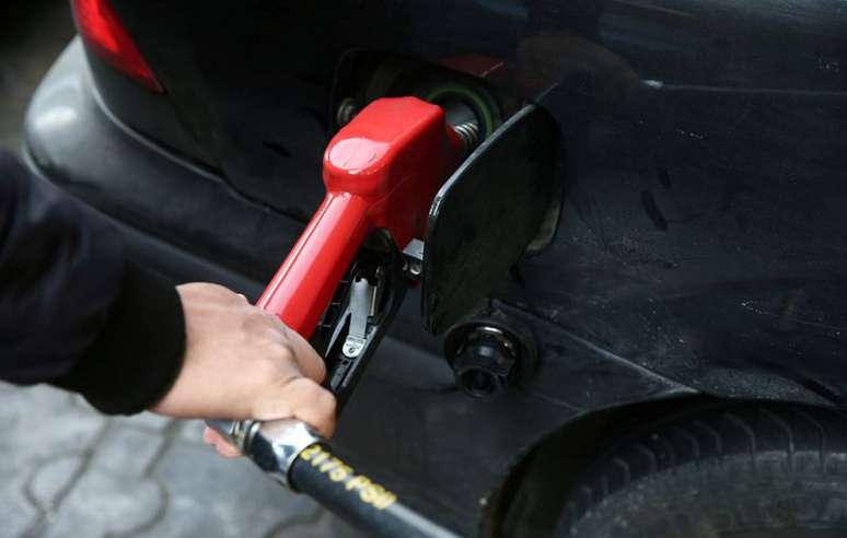 Homem abastece carro com combustível em posto de Teerã
15/11/2019 Nazanin Tabatabaee/WANA (West Asia News Agency) via REUTERS