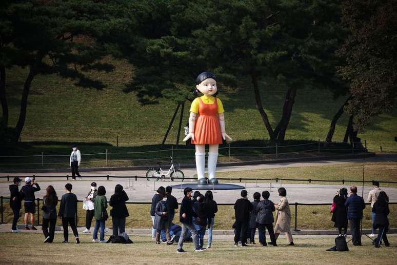Boneca gigante da série da Netflix "Round 6" em parque de Seul
26/10/2021 REUTERS/Kim Hong-Ji