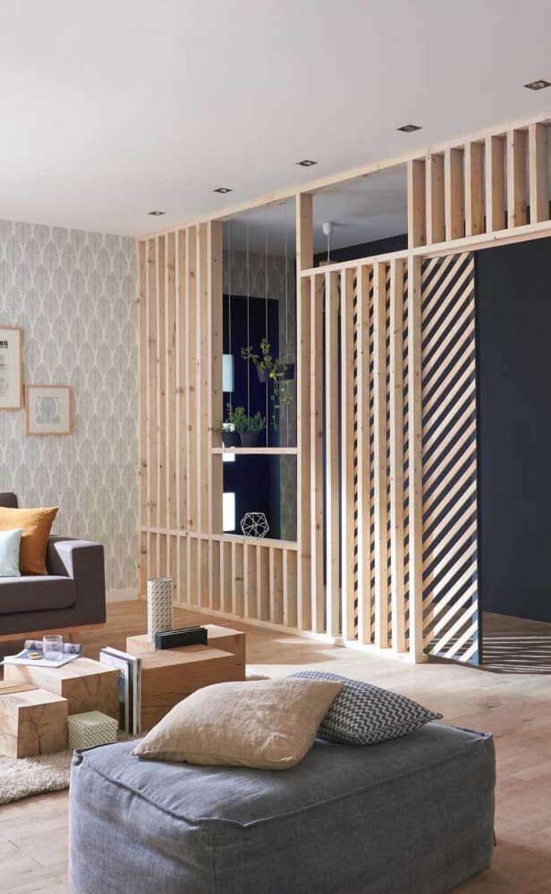 50. Divisória de madeira para sala moderna com puff cinza – Foto Decor fAcil