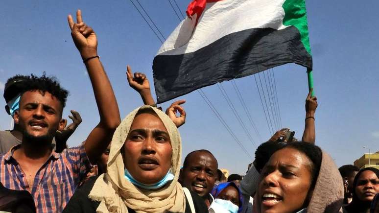 Manifestantes em apoio os líderes civis estiveram nas ruas da capital Cartum em 25 de outubro de 2021