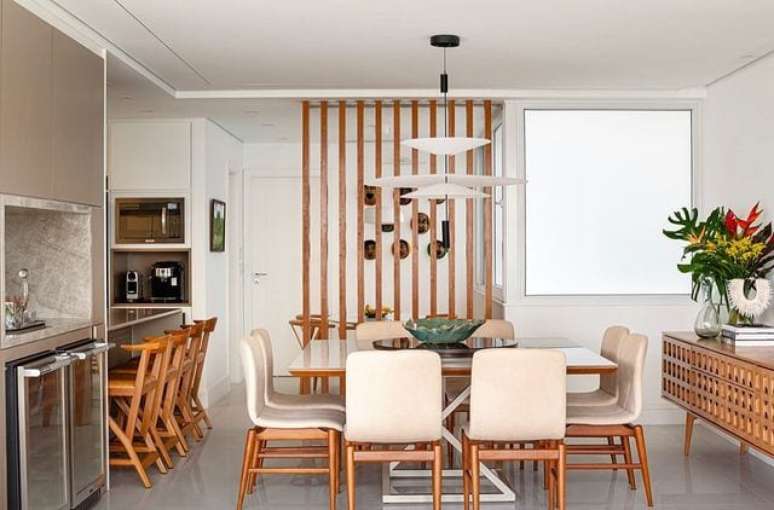 43. Divisória de madeira para sala de jantar com cozinha moderna na decoração – Foto Vivian Reimers Arquitetura