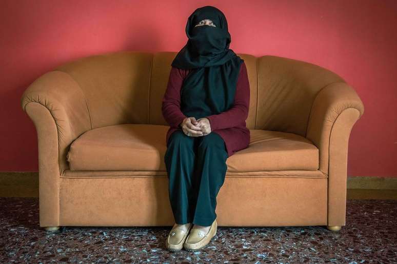 Sana em sua acomodação temporária na Grécia. Ela diz que nunca vai parar de lutar pelos direitos das mulheres no Afeganistão