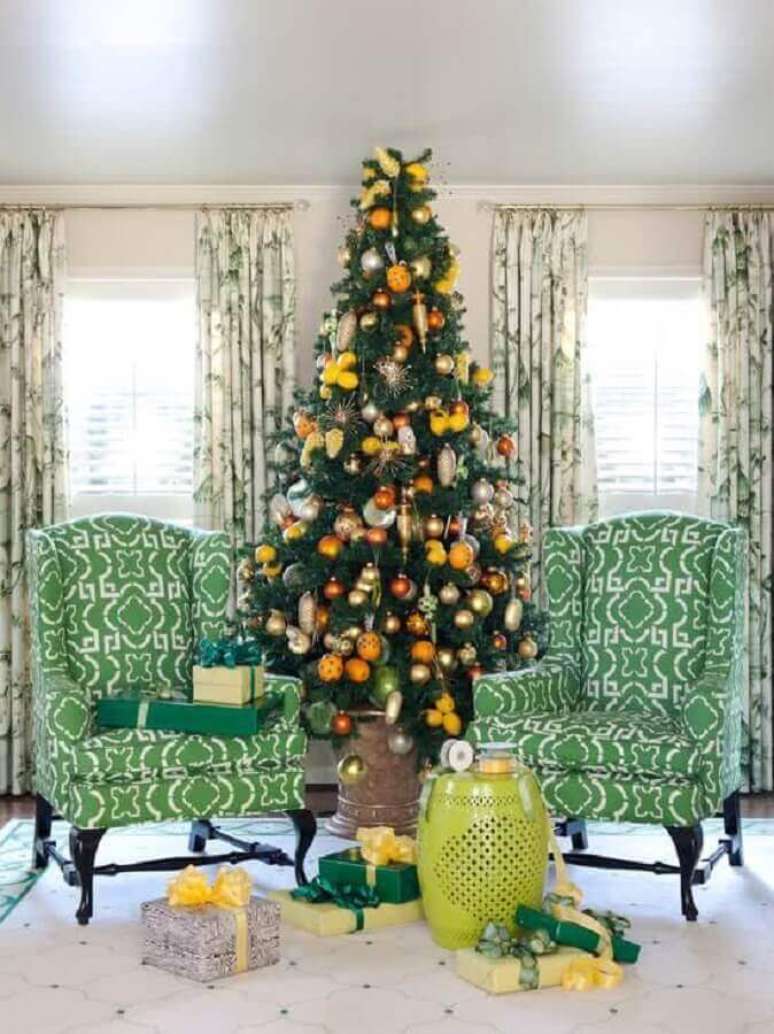 22. Como montar &aacute;rvore de Natal com enfeites amarelos e laranja &ndash; Foto: YellowHome