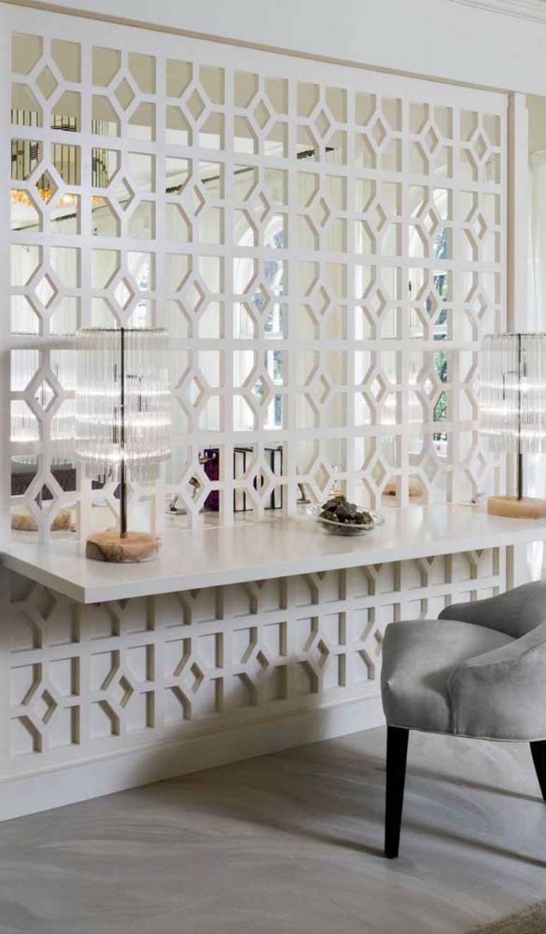 51. Divis&oacute;ria de madeira para sala na cor branca com mesa para caf&eacute; da manha &ndash; Foto decor Facil