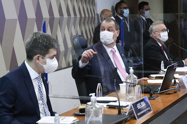 Randolfe Rodrigues, Omar Aziz e Renan Calheiros durante sessão da CPI