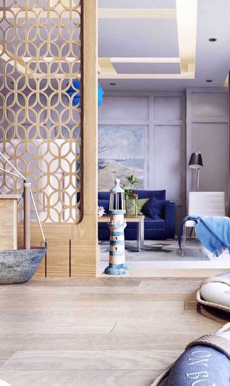 35. Divisória de madeira para sala de estar com sofá azul marinho e móveis modernos – Foto Decor Facil