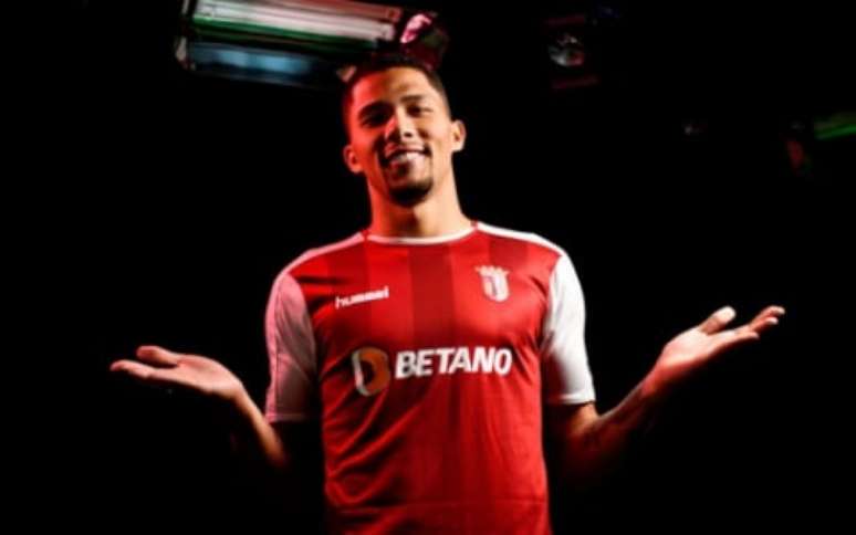 Vitor Gabriel com a camisa do Braga (Foto: Divulgação/Lille)