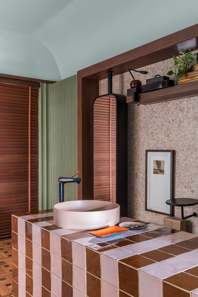 12. Banheiro com bancada de azulejos e cuba redonda branca -Projeto Kika Tiengo Hall Abluo Foto Renato Navarro