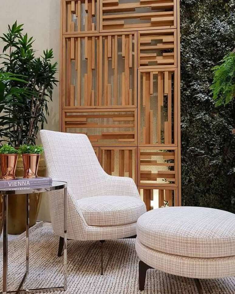 49. Divisória de madeira para sala moderna com poltrona e puff -Foto Max Mello Arquitetura