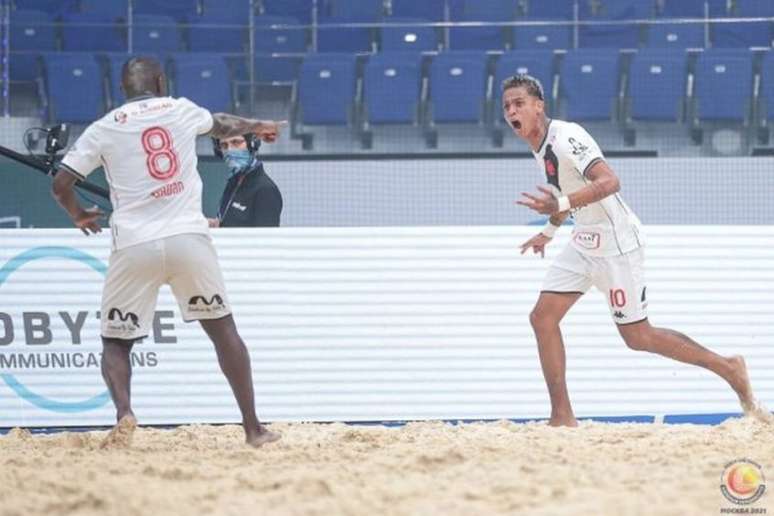 Mauricinho na comemoração de um de seus gols na vitória do Vasco no futebol de areia (Foto: Mundialito 2021)