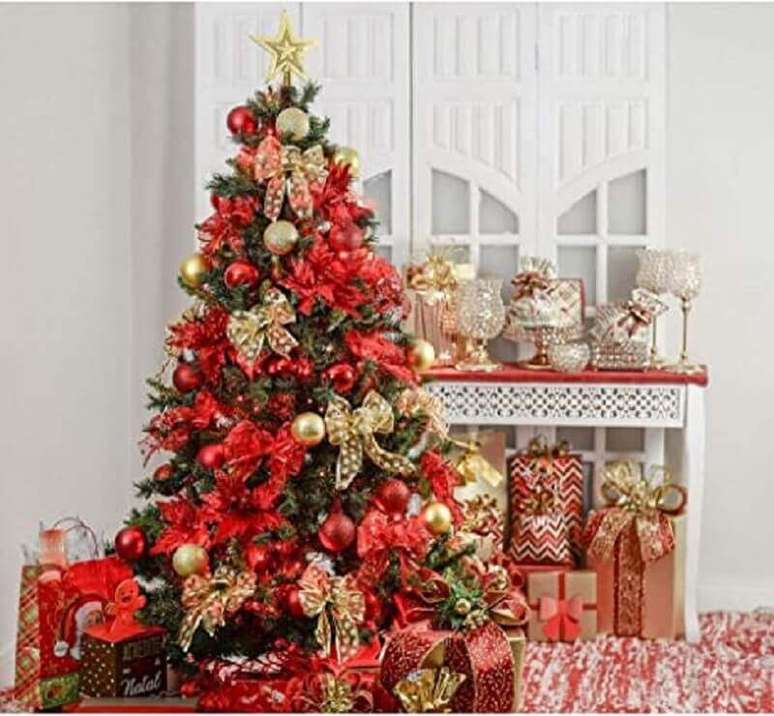 58. Ideia de como montar &aacute;rvore de Natal cl&aacute;ssica vermelha e dourada &ndash; Foto: Amazon